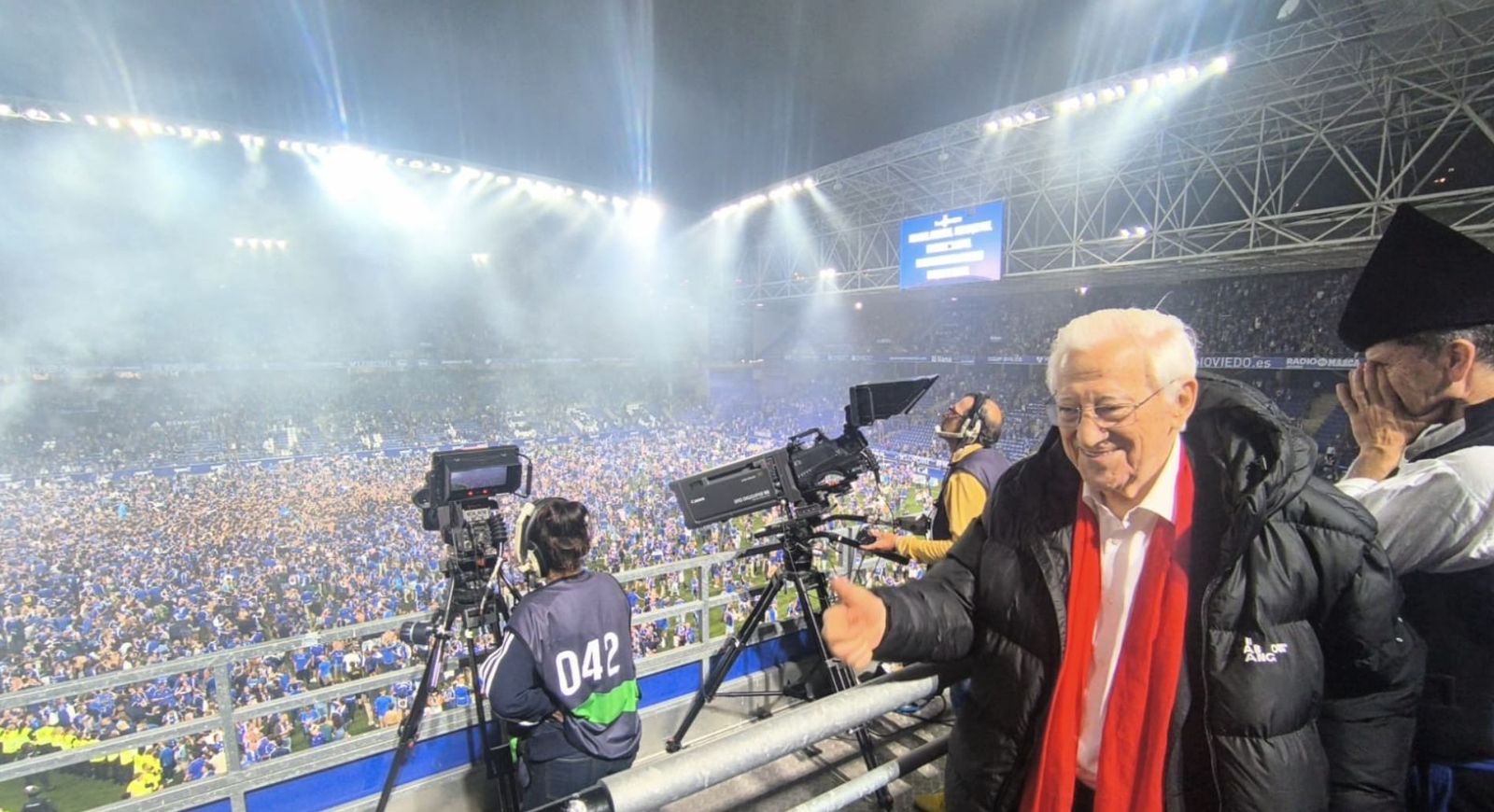 El Padre Ángel en el estadio del Oviedo