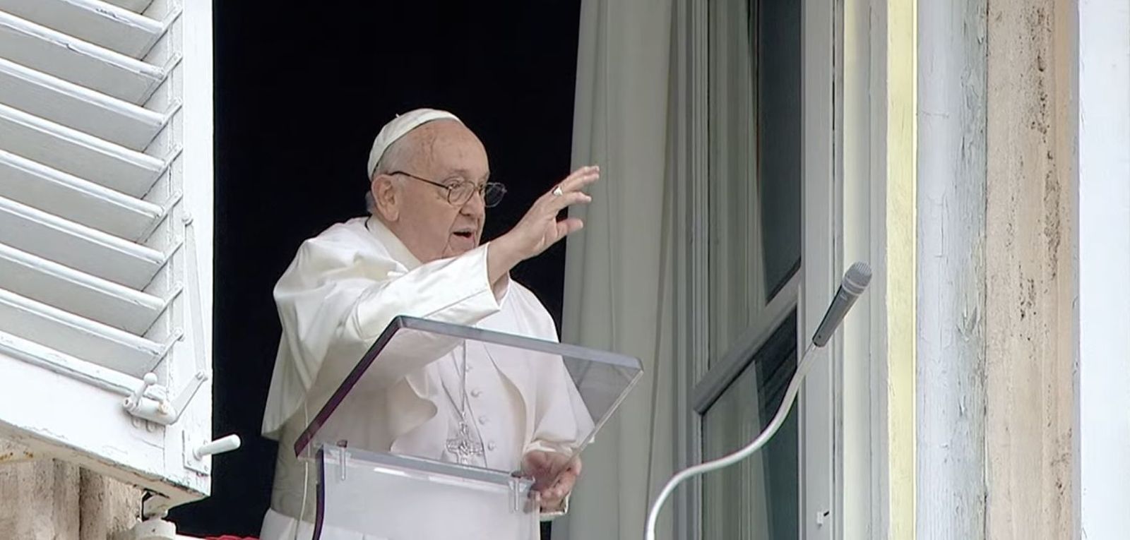 El Papa, saludando a los fieles