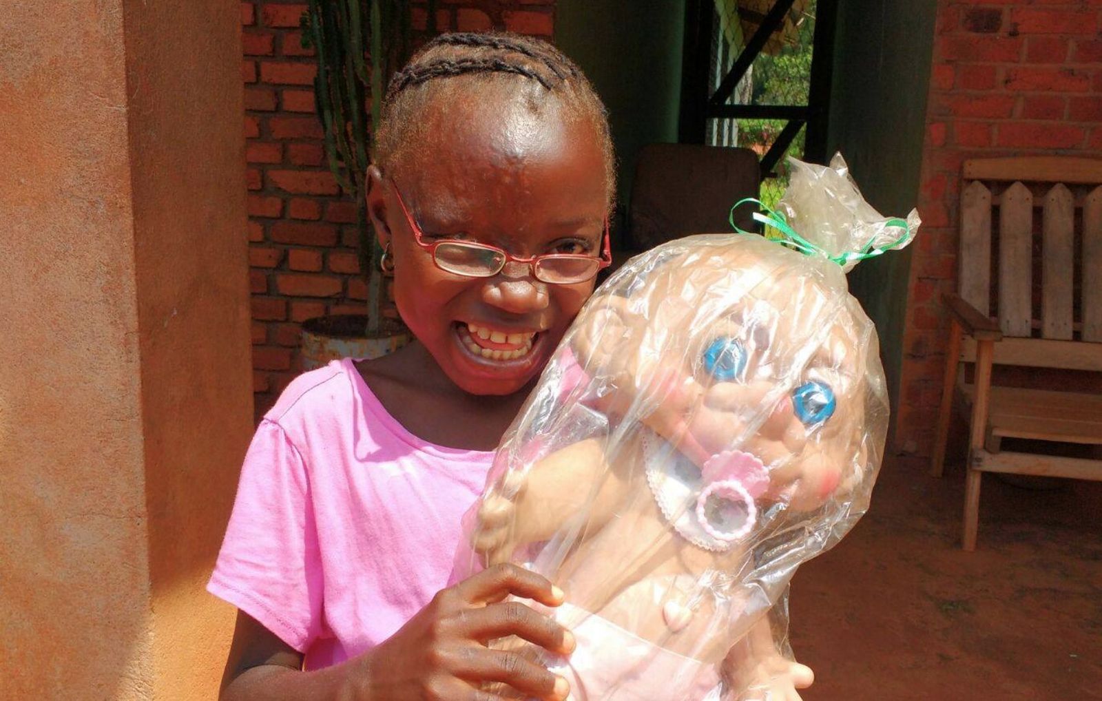 Niña africana con su muñeca
