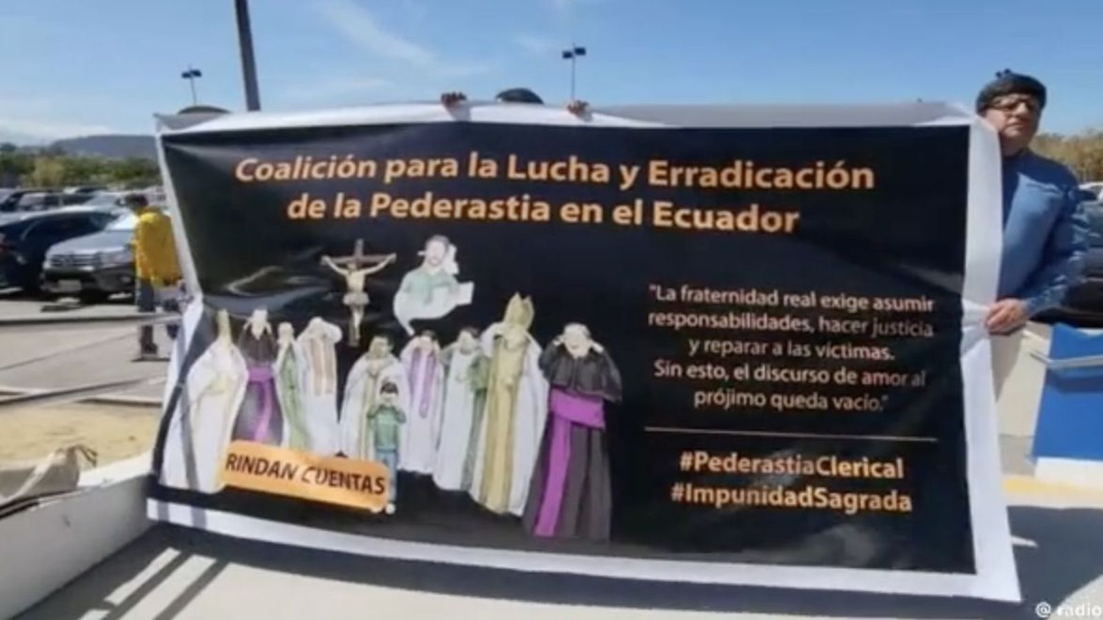 Pancarta contra la pederastia ante el Congreso eucarístico de Quito