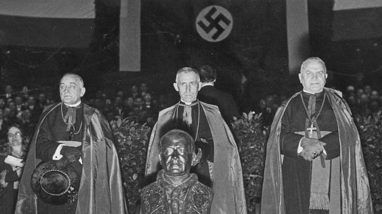 El obispo Nikolaus Bares, junto al nuncio apostólico Orsenigo y el obispo Augustin Pacha, durante una celebración de coronación papal de la Acción Católica en el Sportpalast de Berlín, 1934.