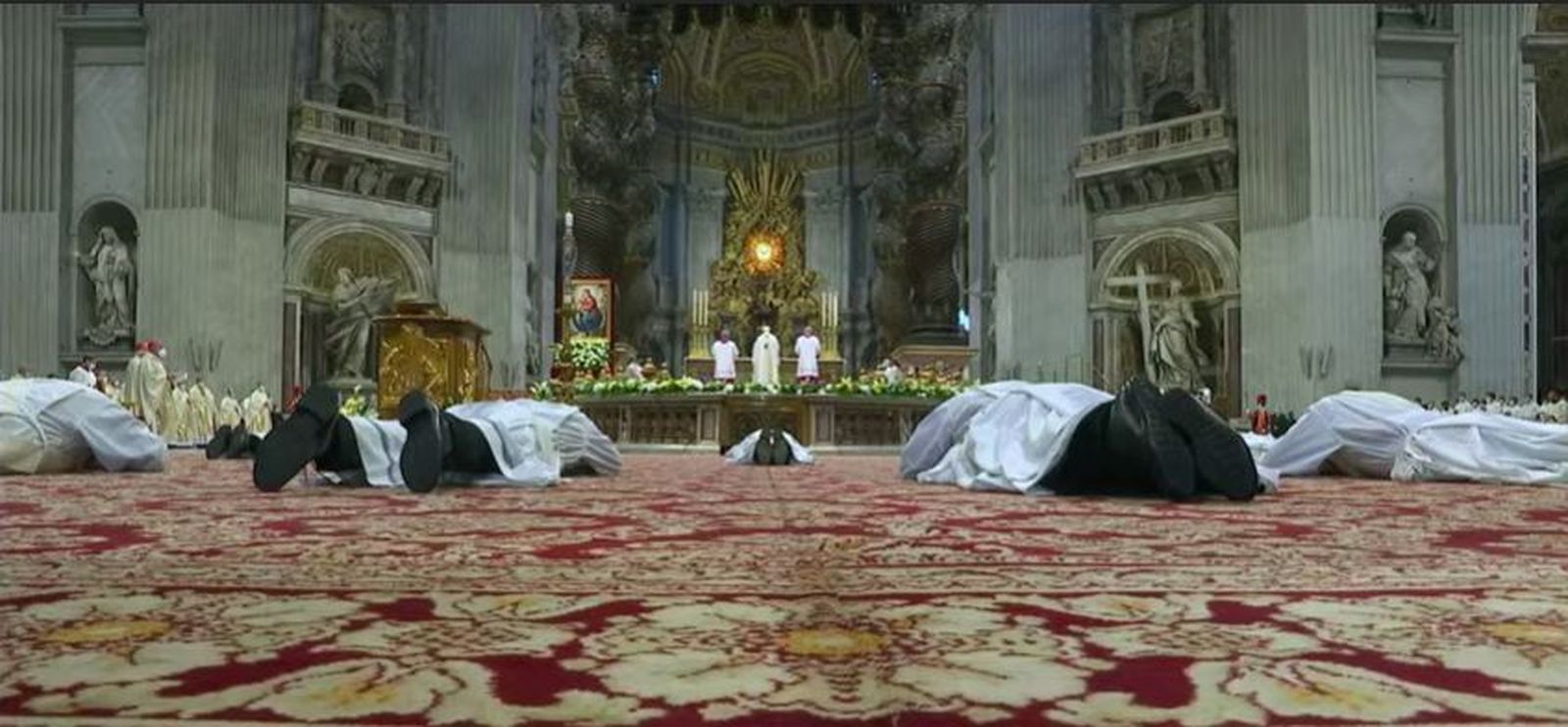 Los nuevos sacerdotes, en oración en el suelo de San Pedro