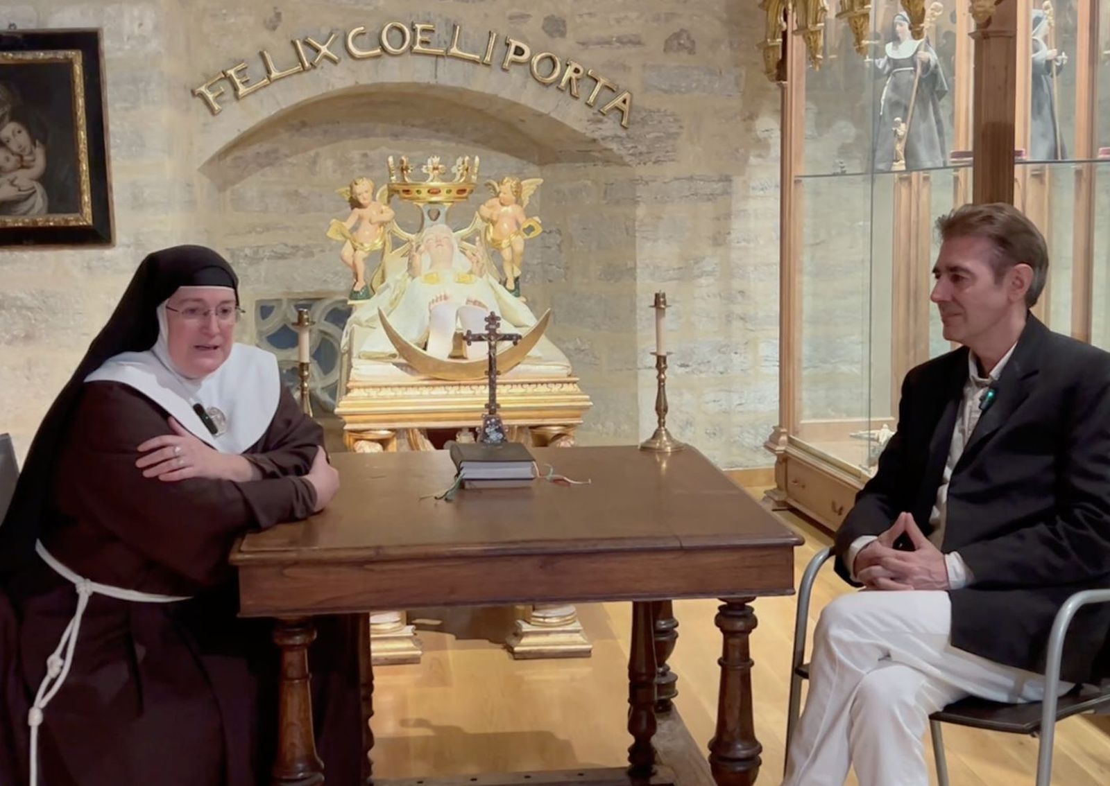 La exabadesa con el portavoz