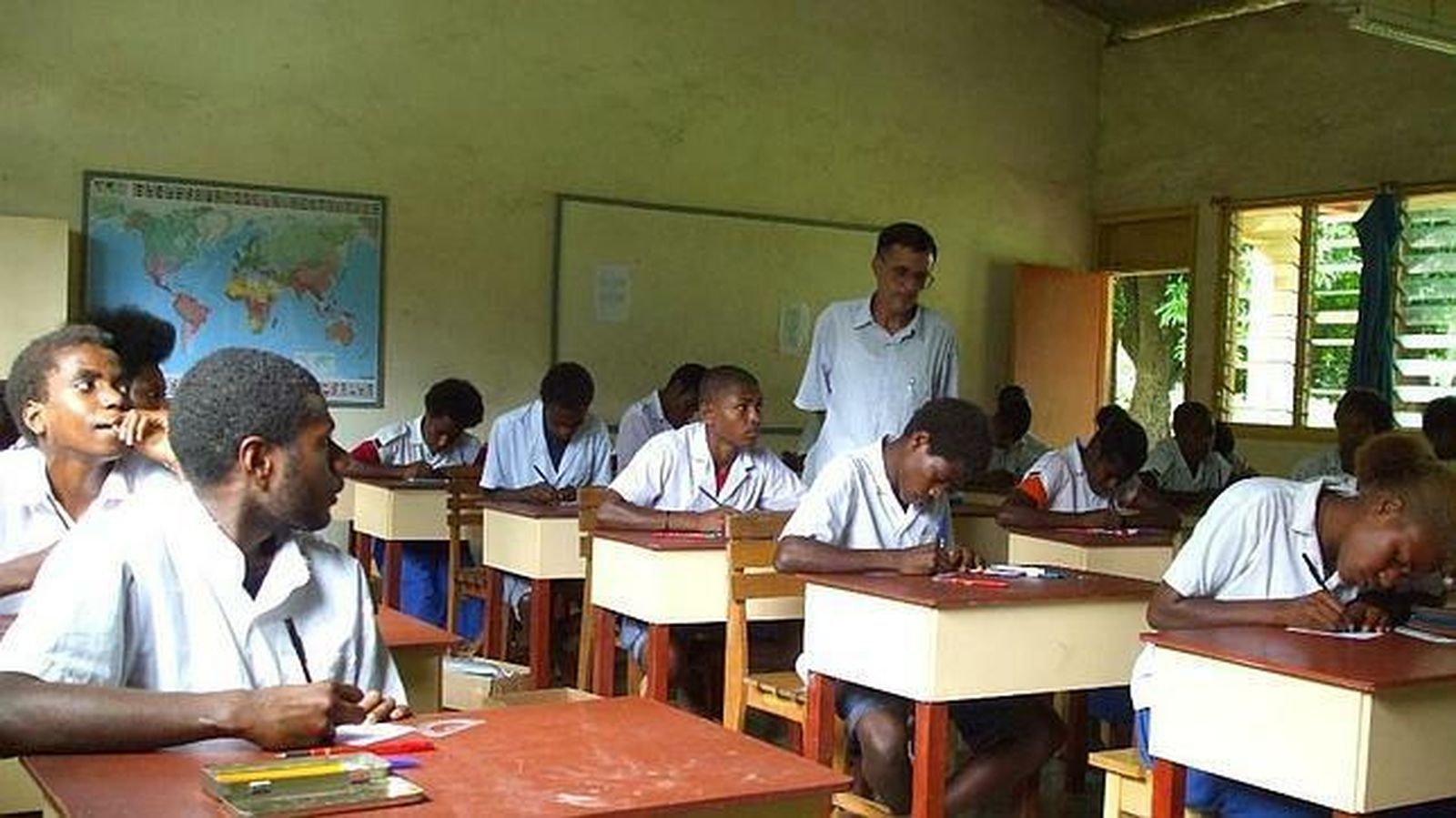 El misionero Antonio López en una escuela de Vanuatu