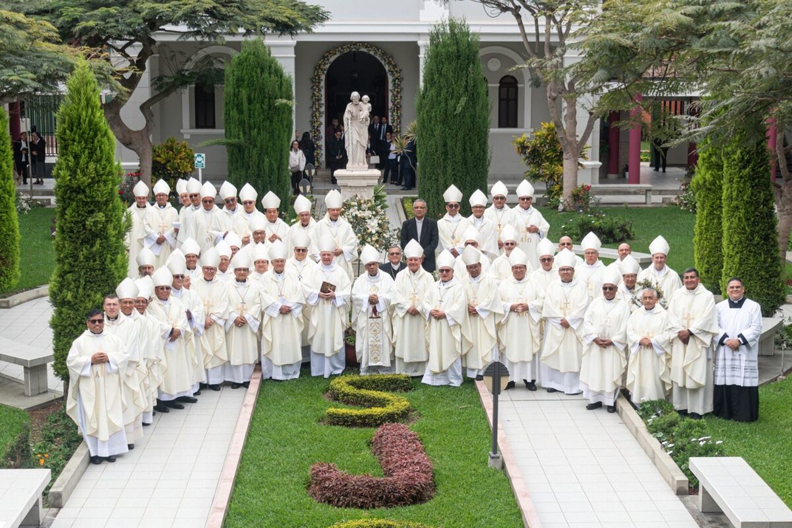 Obispos peruanos reunidos en la casa San José de Cluny