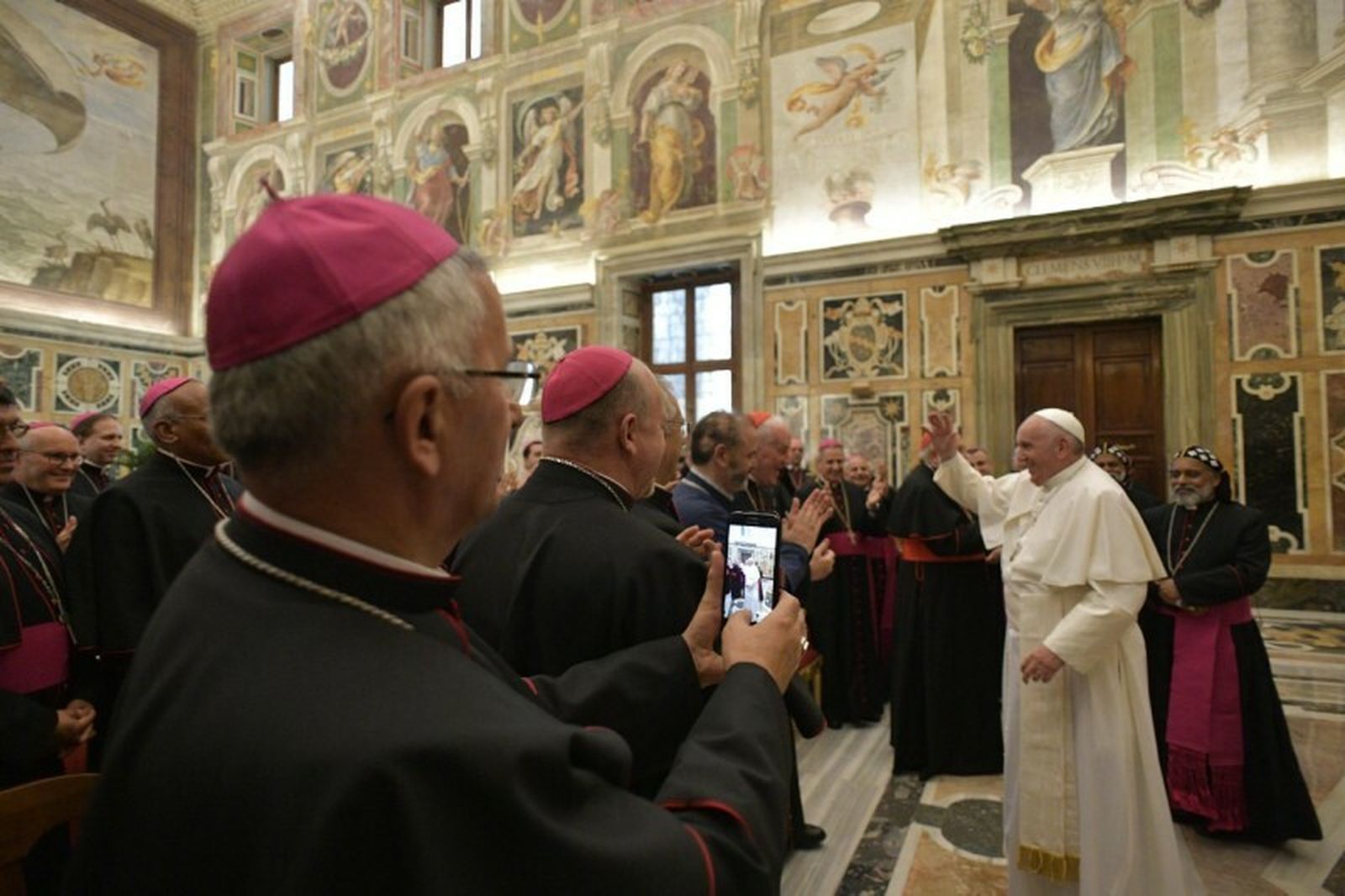 Francisco saluda a los nuevos obispos