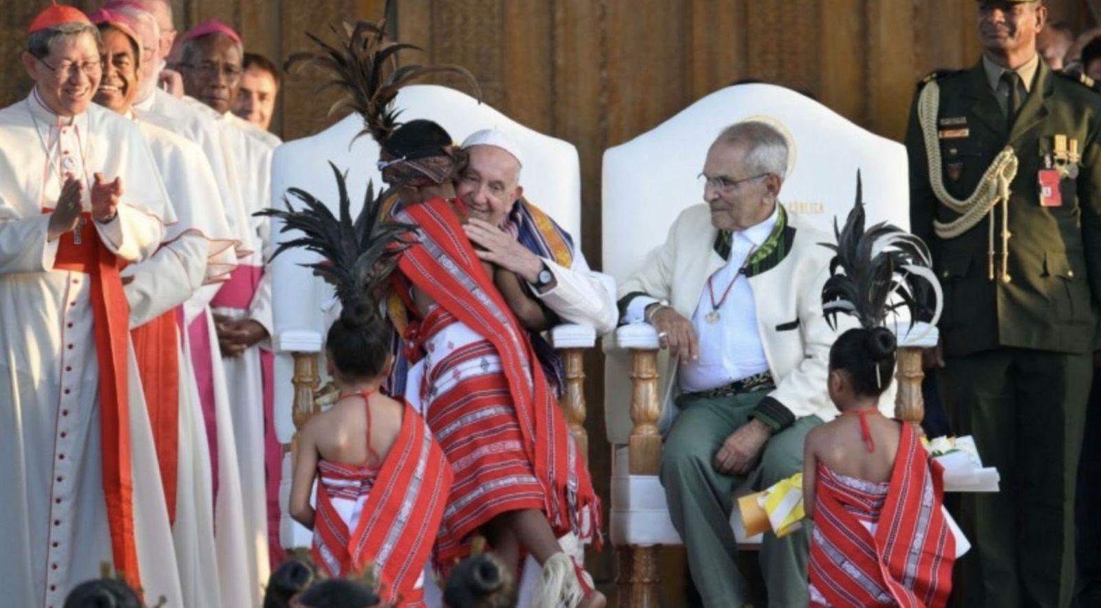 El Papa se abraza a un niño en su primer encuenttro en Timor Oriental
