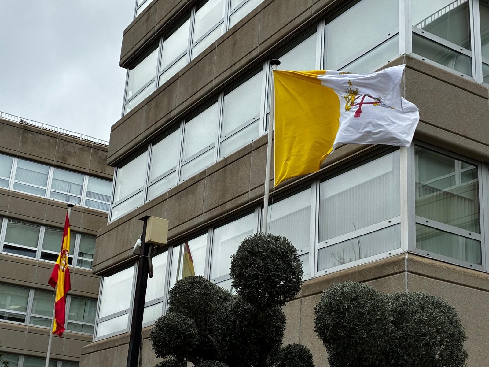 La bandera vaticana ondea en la sede de la Conferencia Episcopal