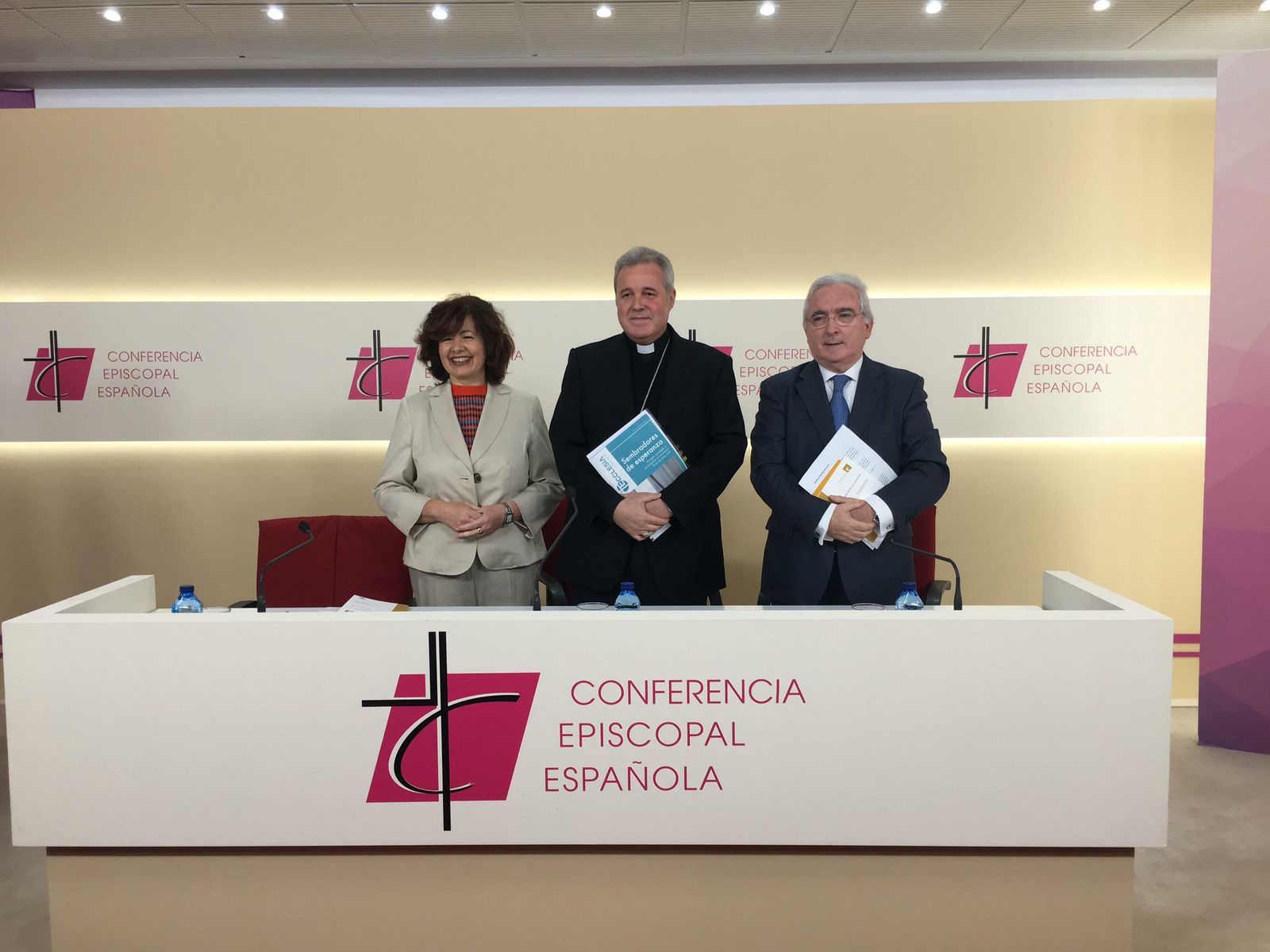 Mario Iceta, junto al médico Jacinto Bátiz, y a la enfermera Encarnación Isabel Pérez