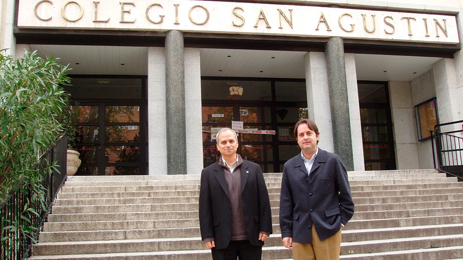 Robert Prevost y Miguel Ángel Fraile a la entrada del Colegio San Agustín de Madrid en su visita de 2010