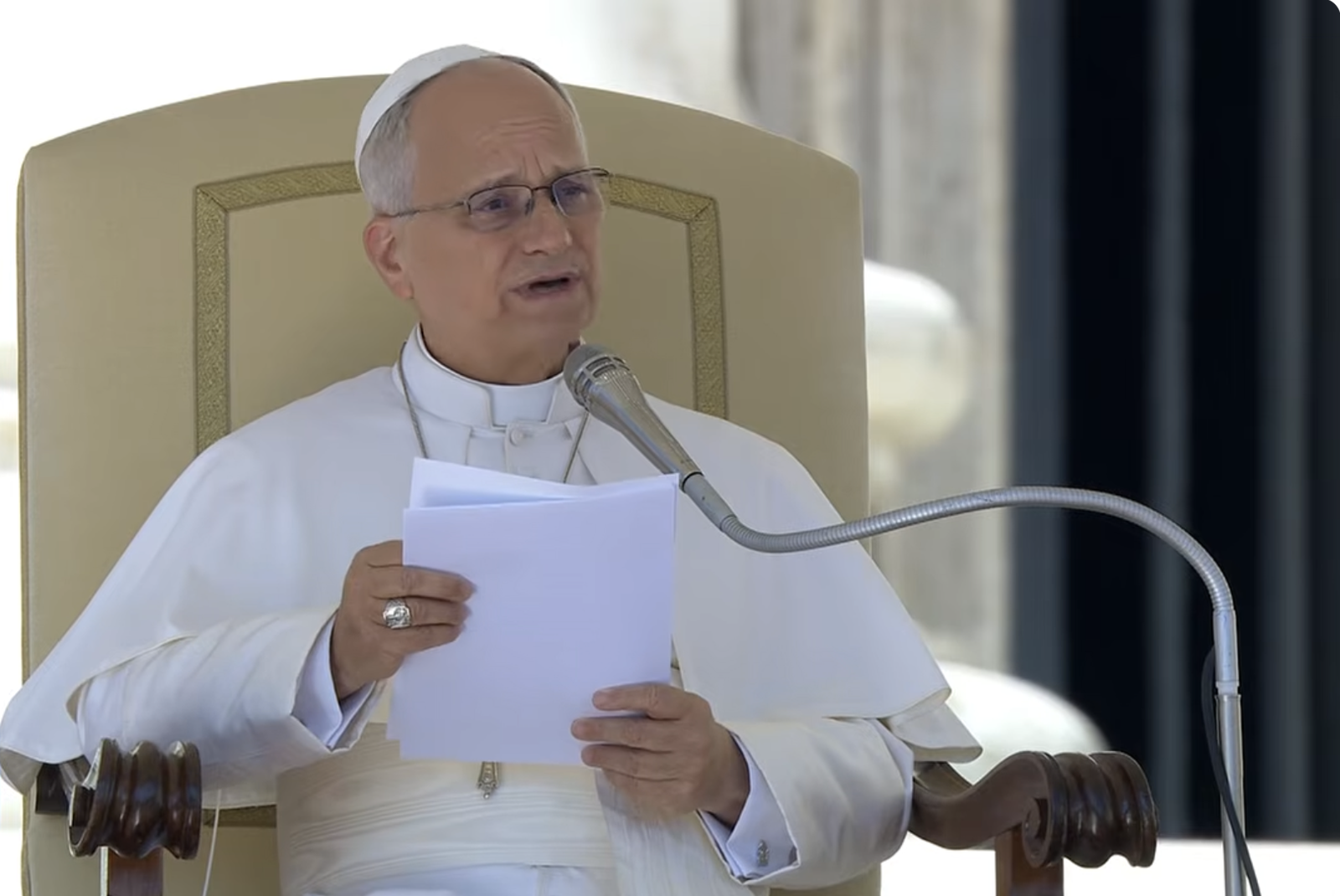 El Papa lee su catequesis en la audiencia general