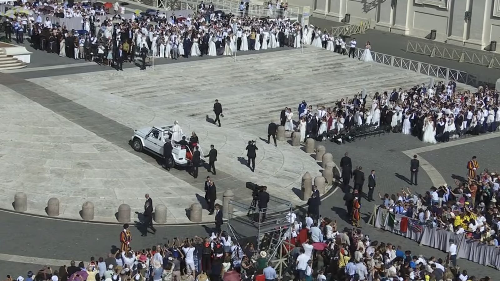 El Papa entra al 'sagrato' en el papamóvil, rodeado de parejas novios