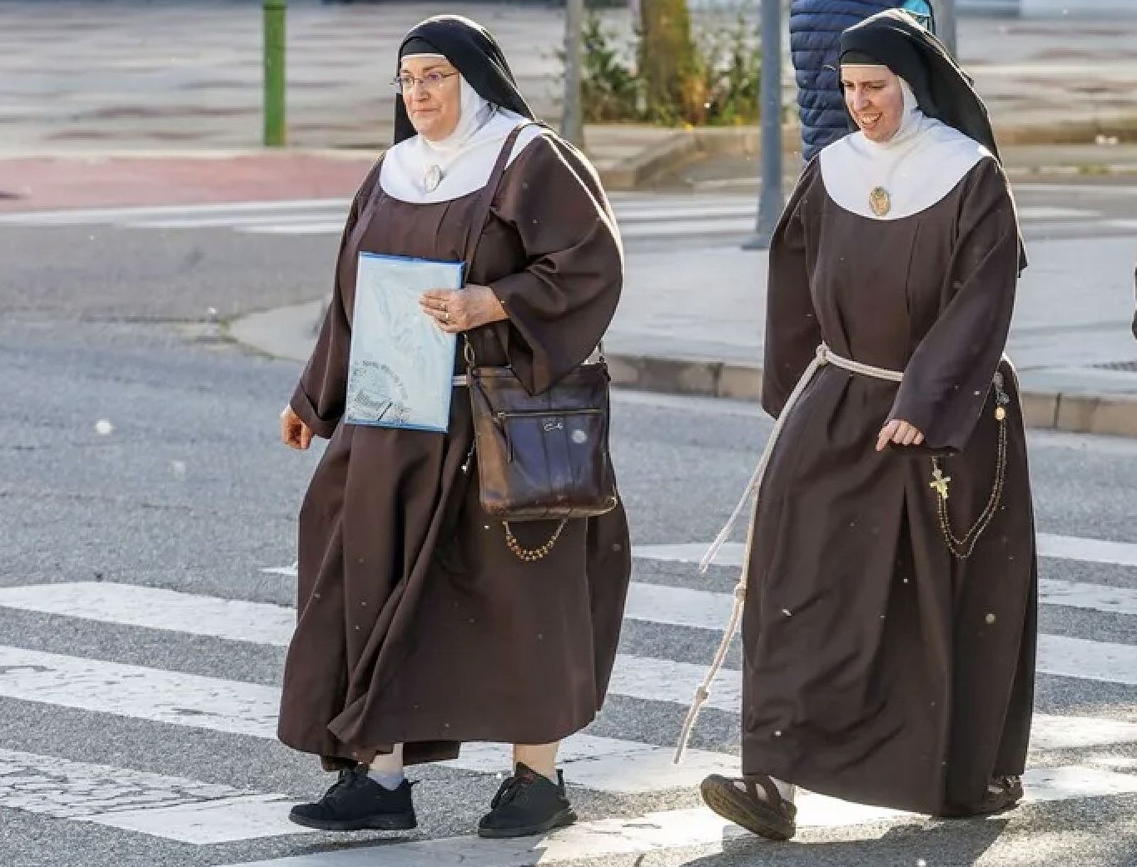 Las exabadesa de Belorado (i) con sor Sión tras la primera demanda en Burgos