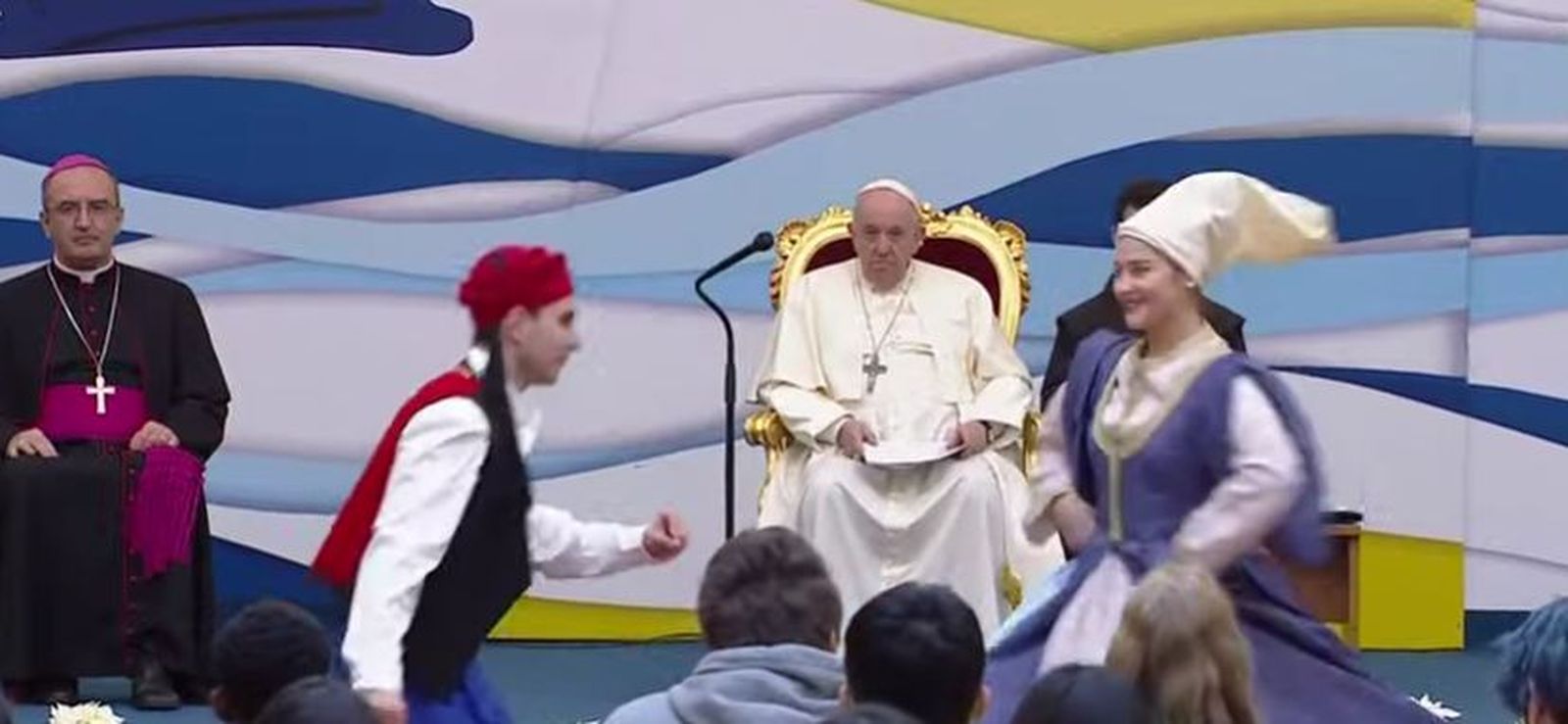 Jóvenes bailan para el Papa Francisco