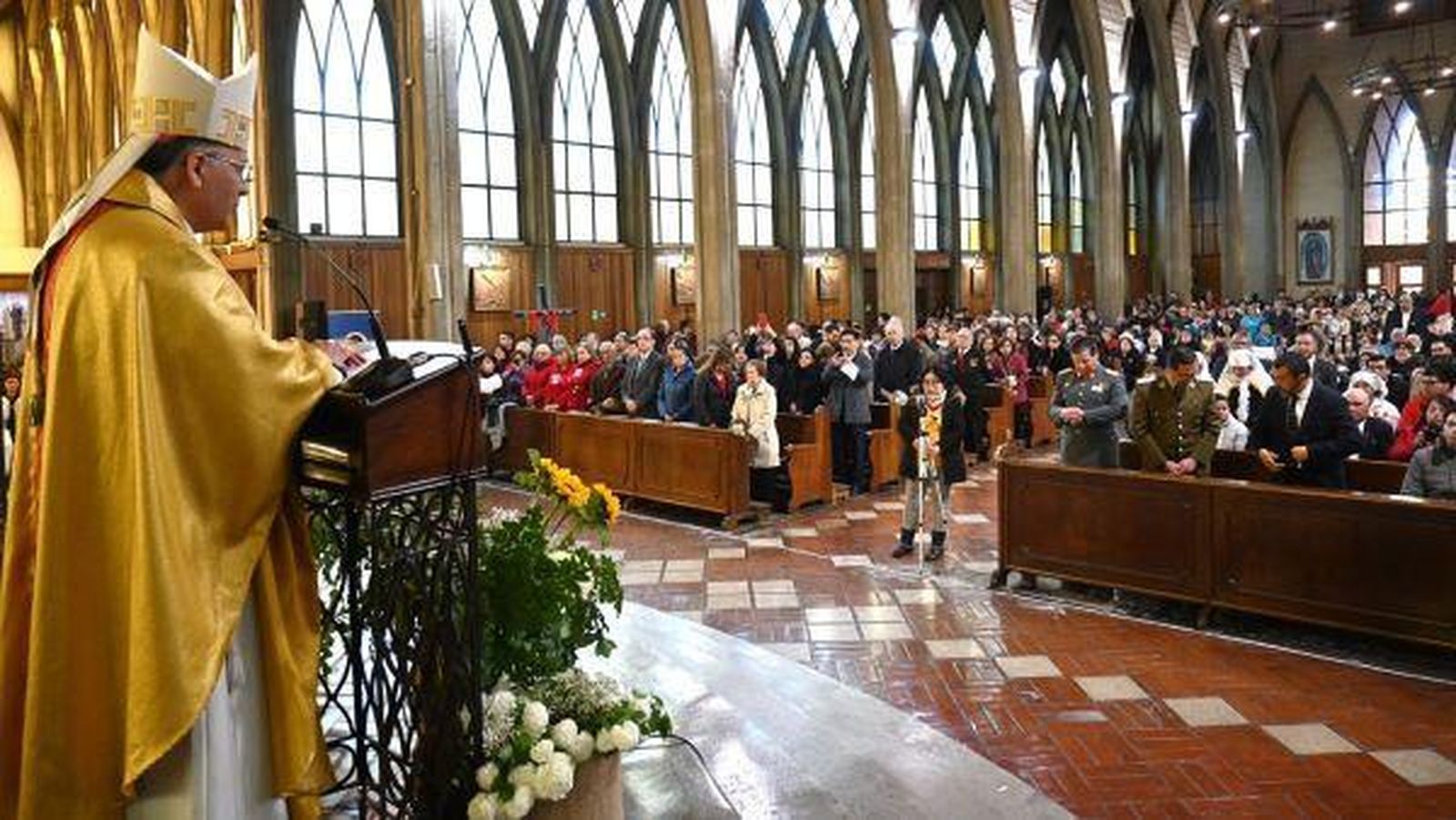 Monseñor Carlos Godoy pronunciando su primera homilía en Osorno