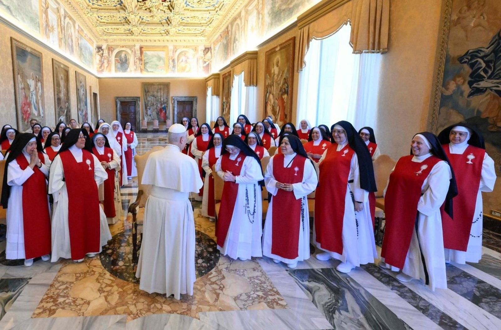 El Papa, con las adoratrices perpetuas