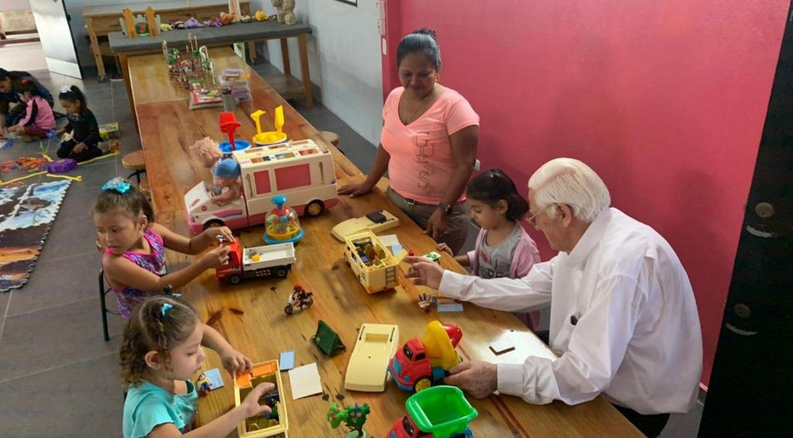 El padre Ángel juega con menores en uno de los proyectos visitados