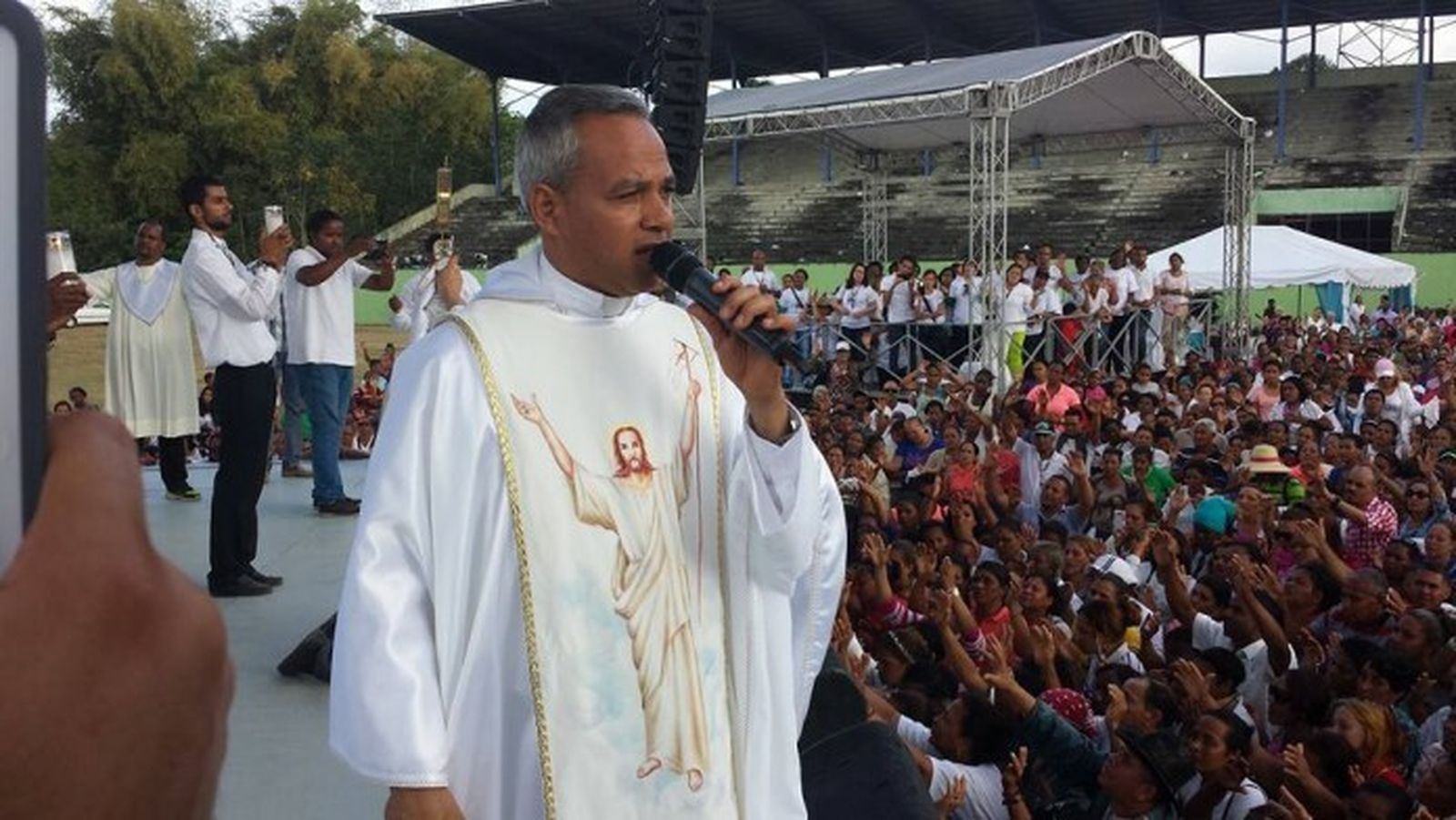 El padre Chelo en una de sus misas de 'sanación'