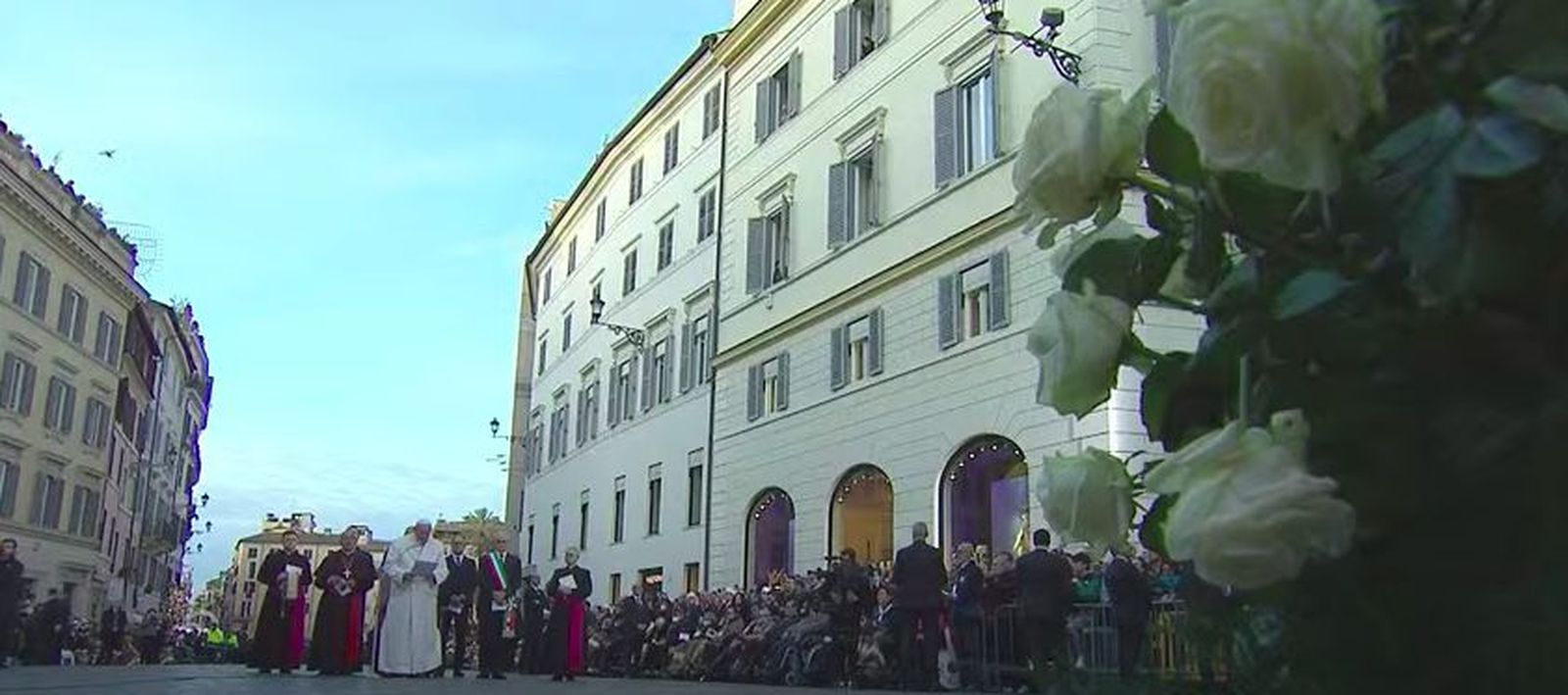 Francisco, ante el monumento a la Inmaculada