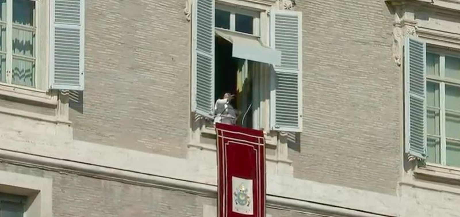 Francisco sale al balcón