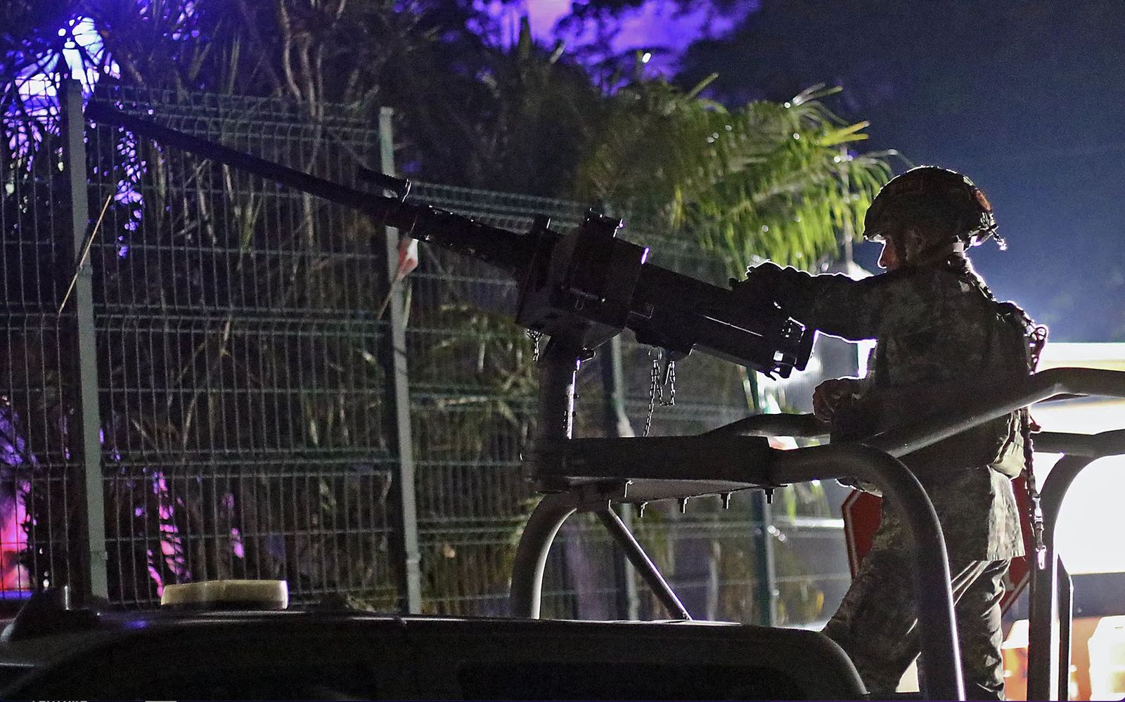 Un soldado vigila la Fuscalía General del Estado de México