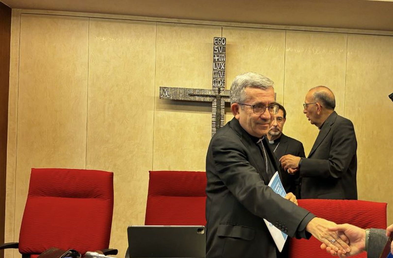 Argüello en la Plenaria. Detrás, Cobo y Omella