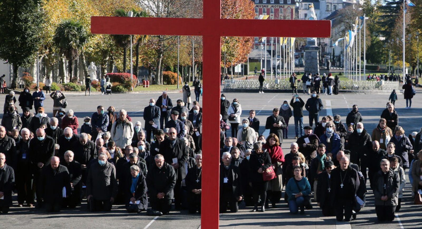 Los obispos franceses piden perdón de rodillas