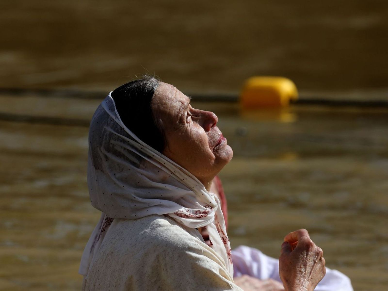 Una cristiana ortodoxa en el río Jordán
