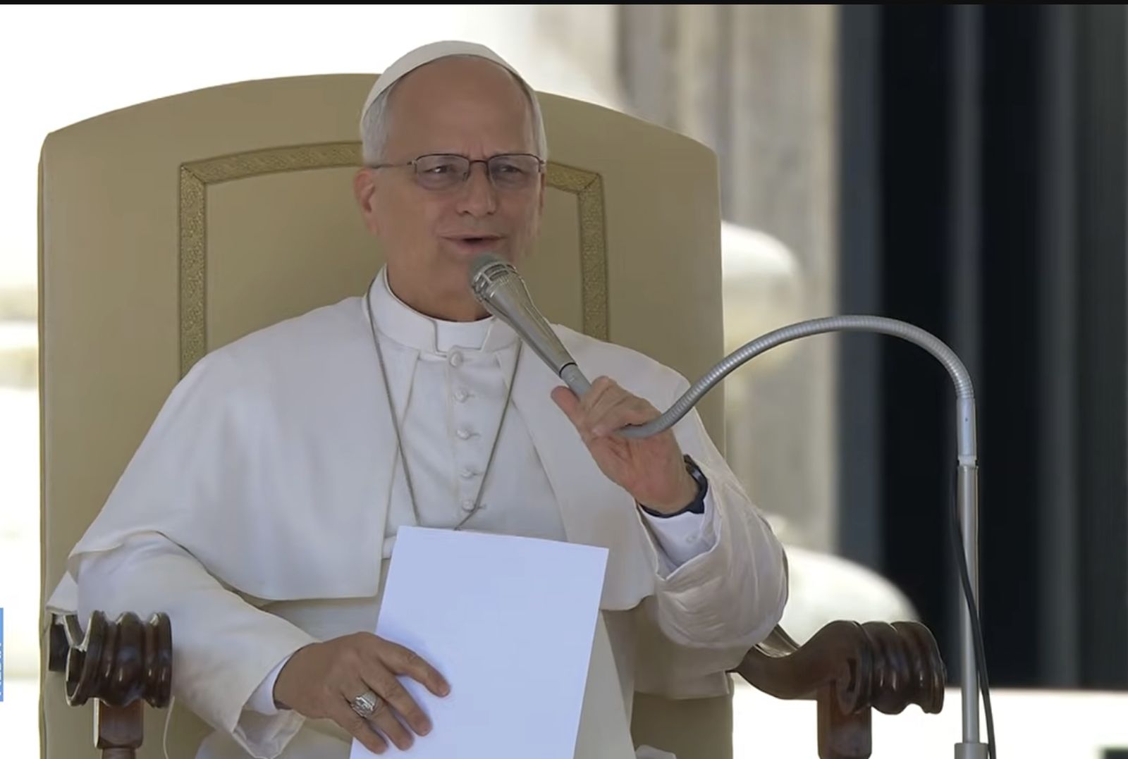El Papa saluda a los fieles en la audiencia general