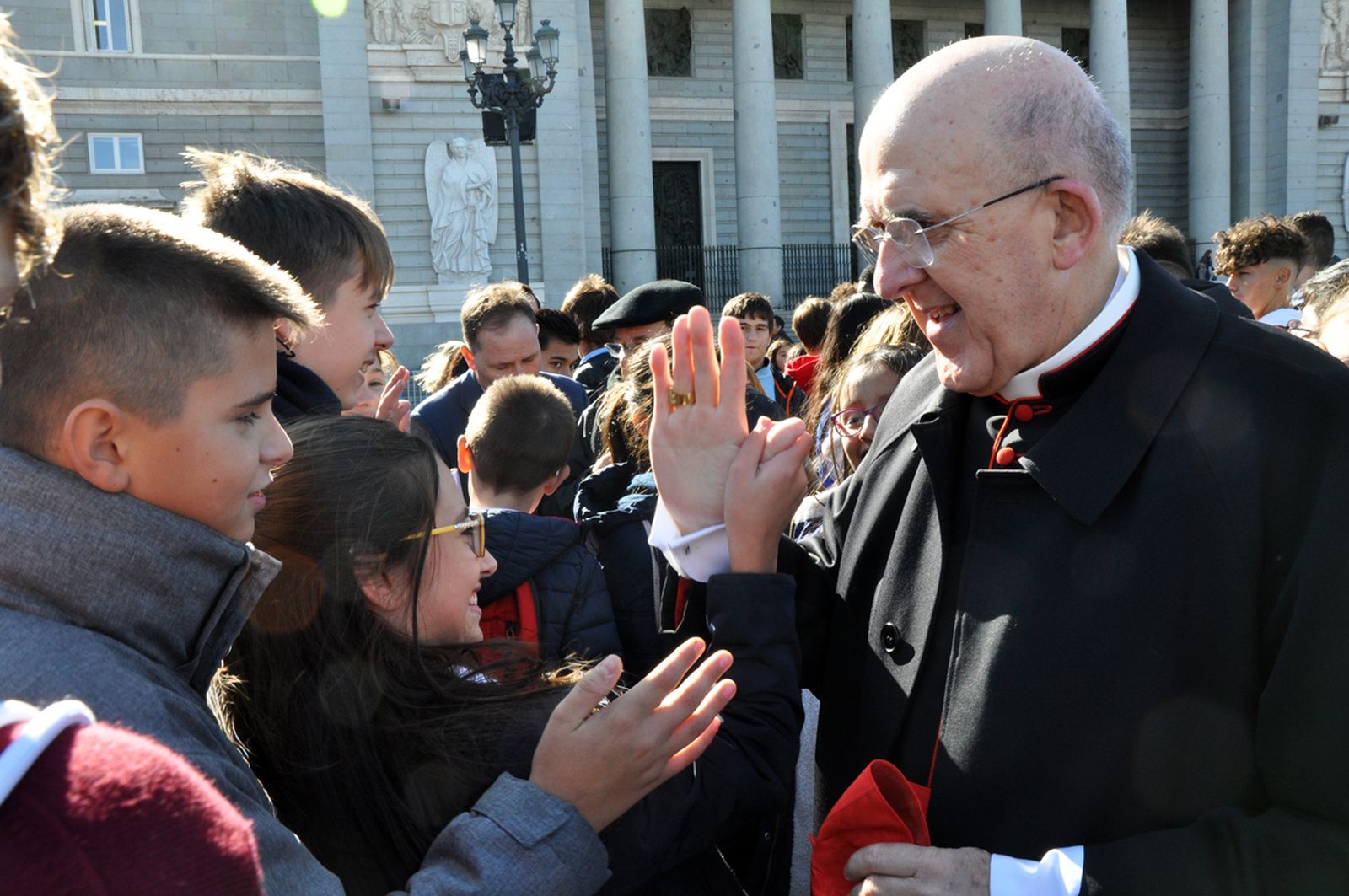 Osoro, con los niños en la ofrenda floral