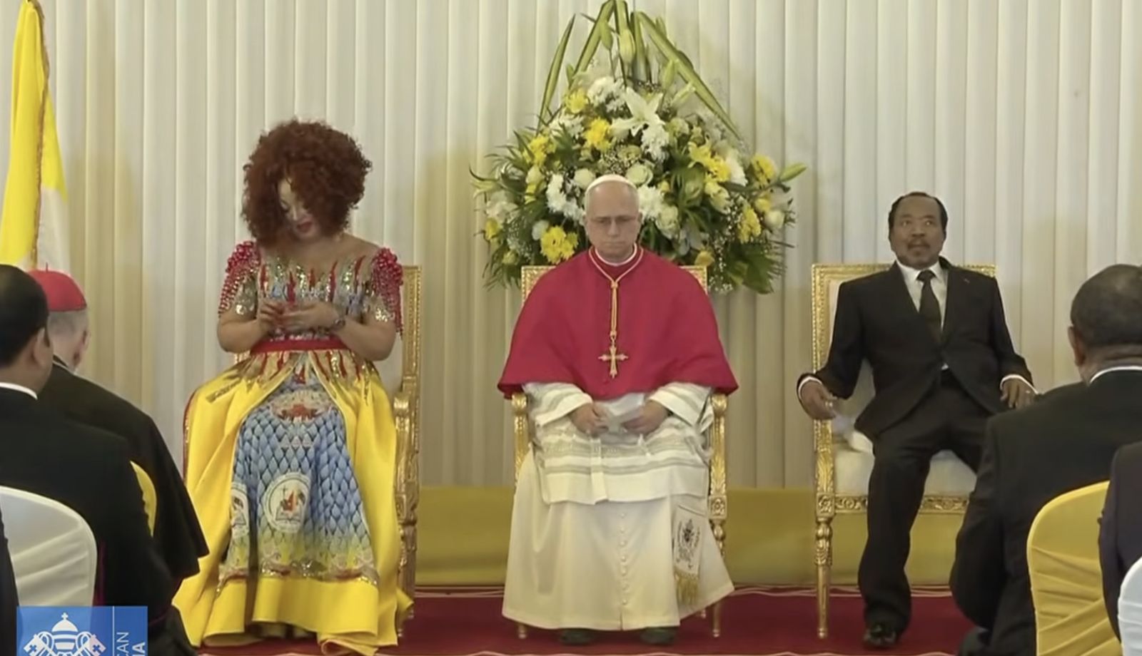 El Papa, con Paul Biya y su esposa