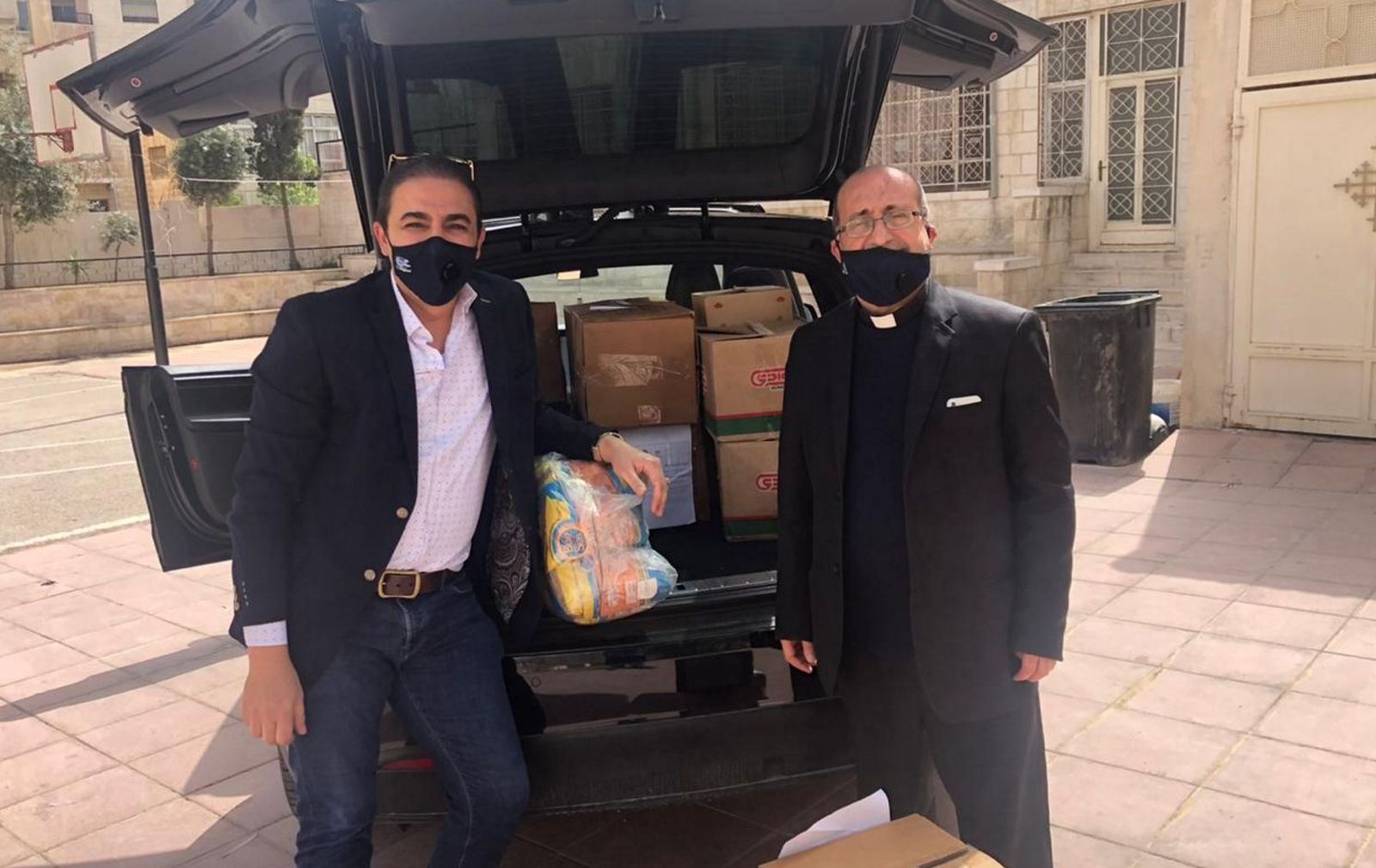 Reparto de mascarillas y alimentos a las familias vulnerables del barrio de Marka