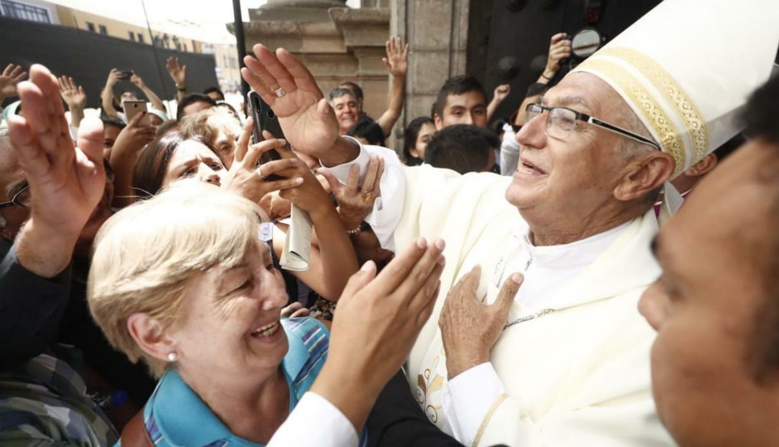 Monseñor Castillo bendice a fieles