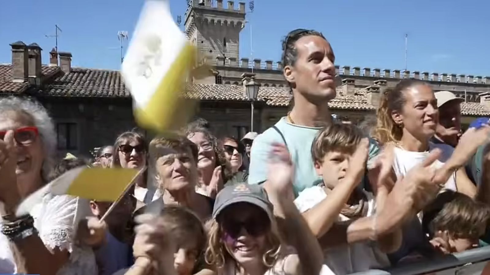 Fieles aplauden al Papa