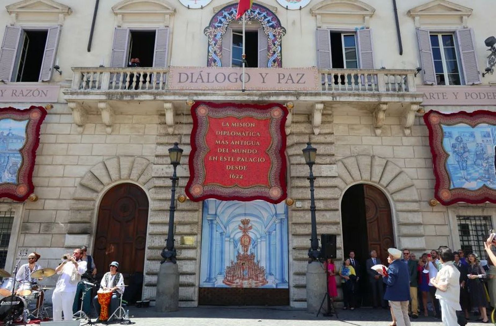 Instalación fachada de la embajada de España ante la Santa Sede