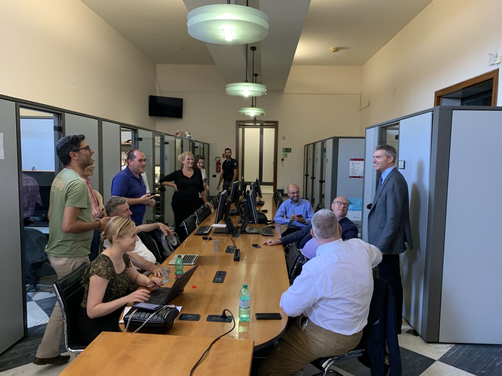 Bruni saluda a los vaticanistas