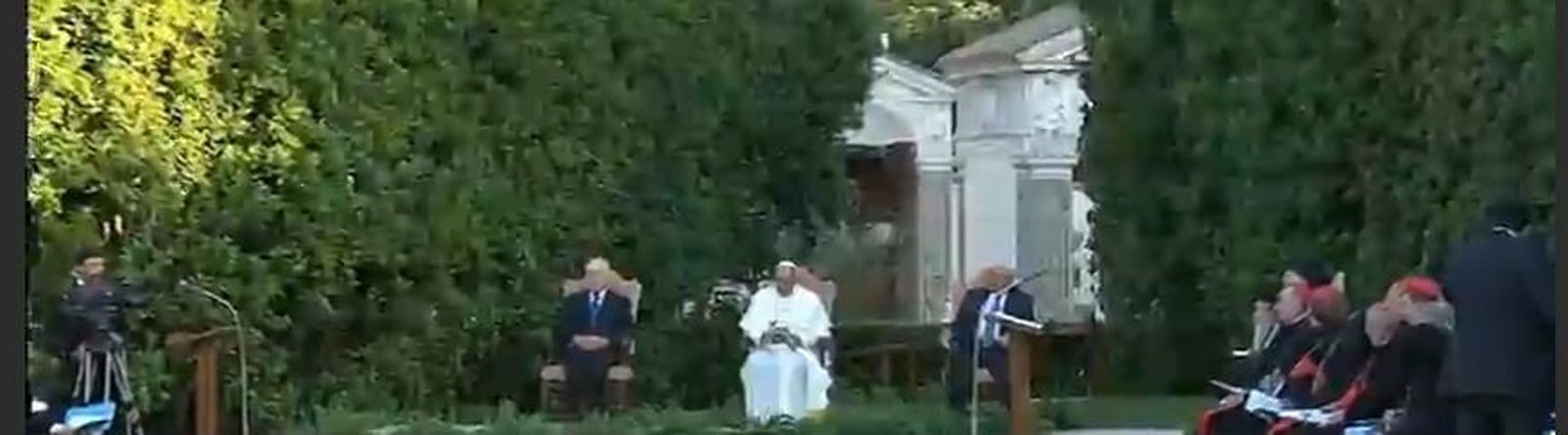 Un momento de la oración en los jardines vaticanos