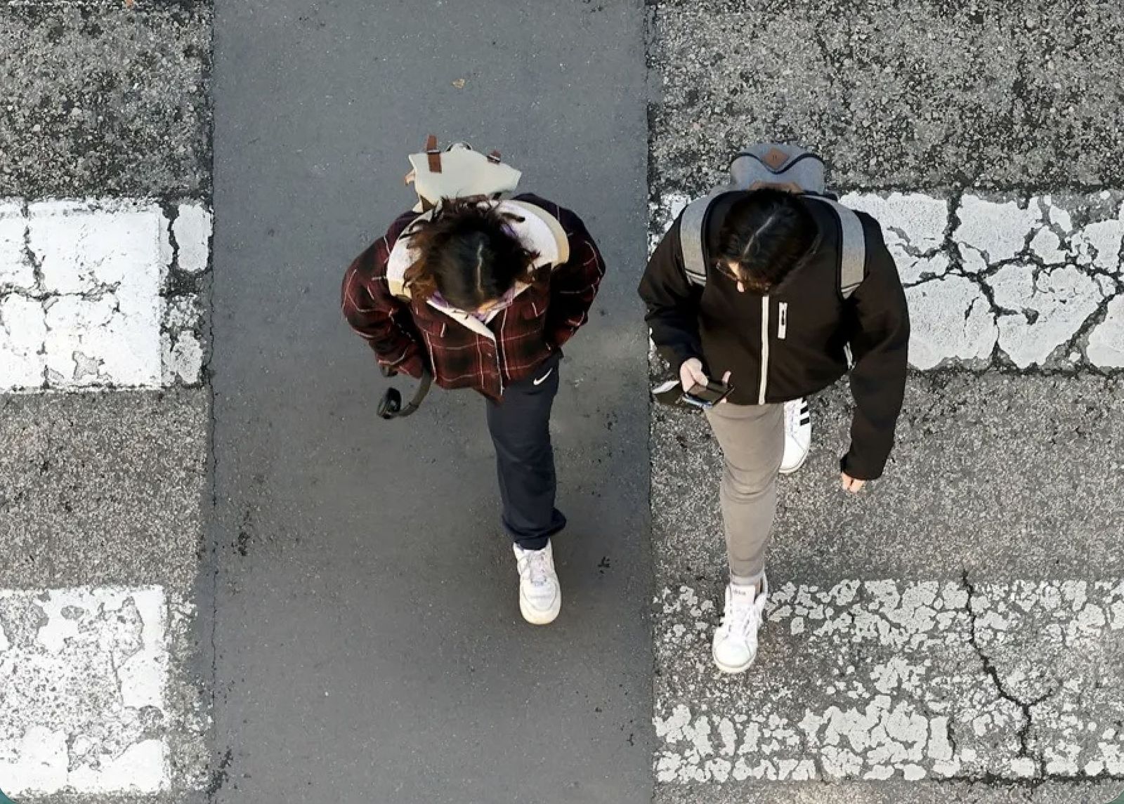 Adolescentes en un paso de cebra