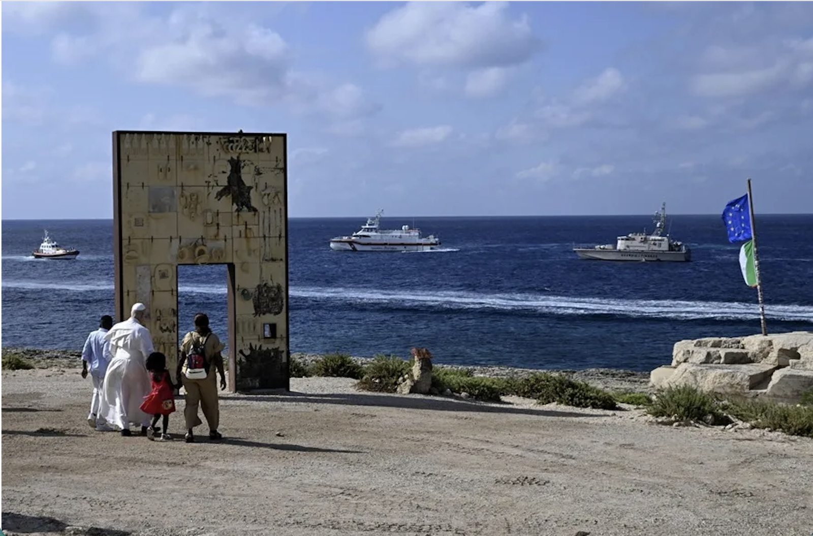 El Papa, con una familia de migrantes, en la Puerta de Europa en Lampedusa