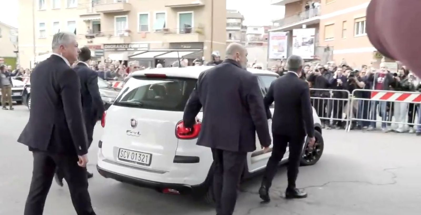 Francisco, saliendo del Gemelli