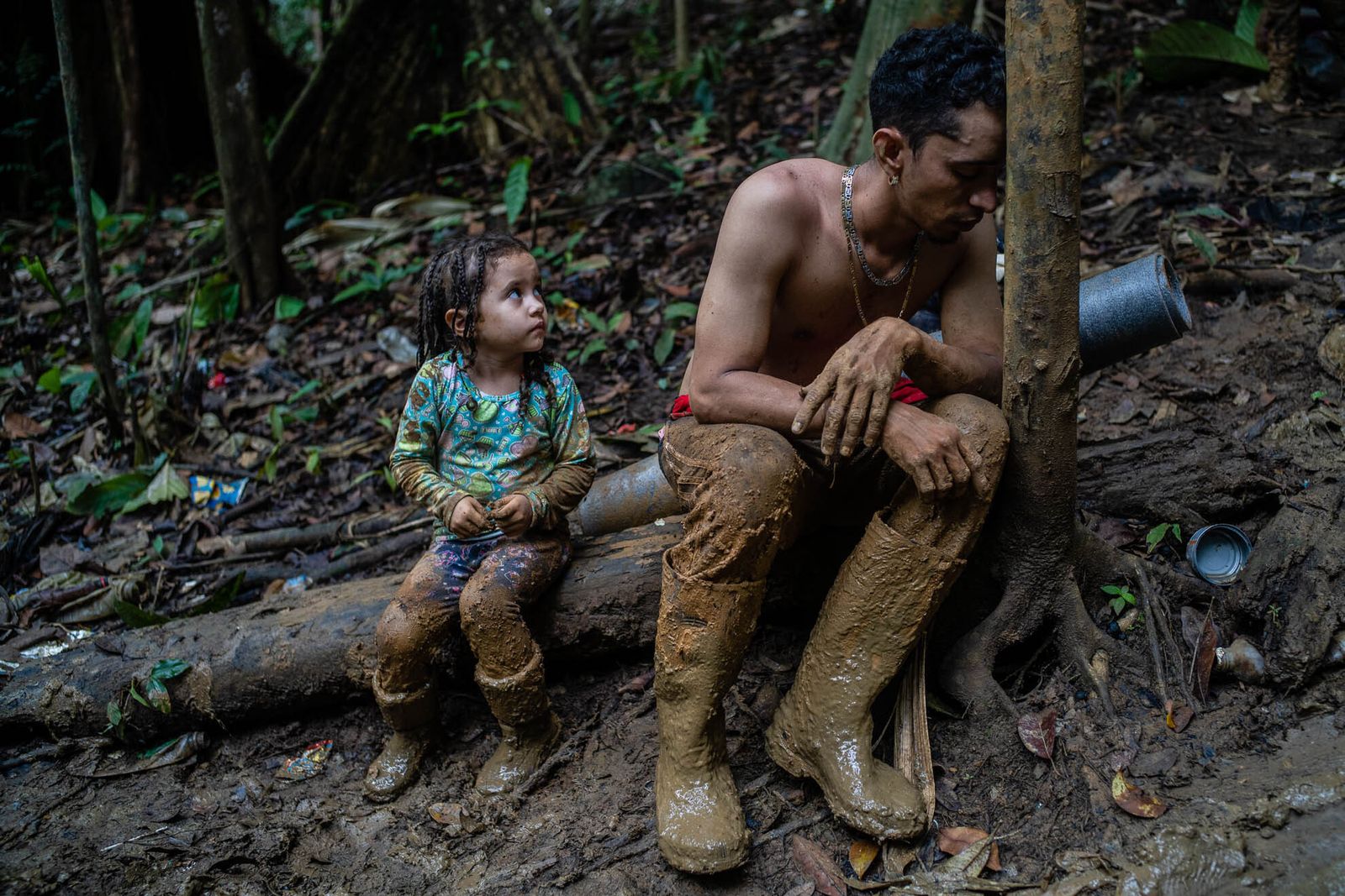 Federico Ríos. Migrantes atravesando el Tapón del Darién. Finalista Premio Internacional Luis Valtueña