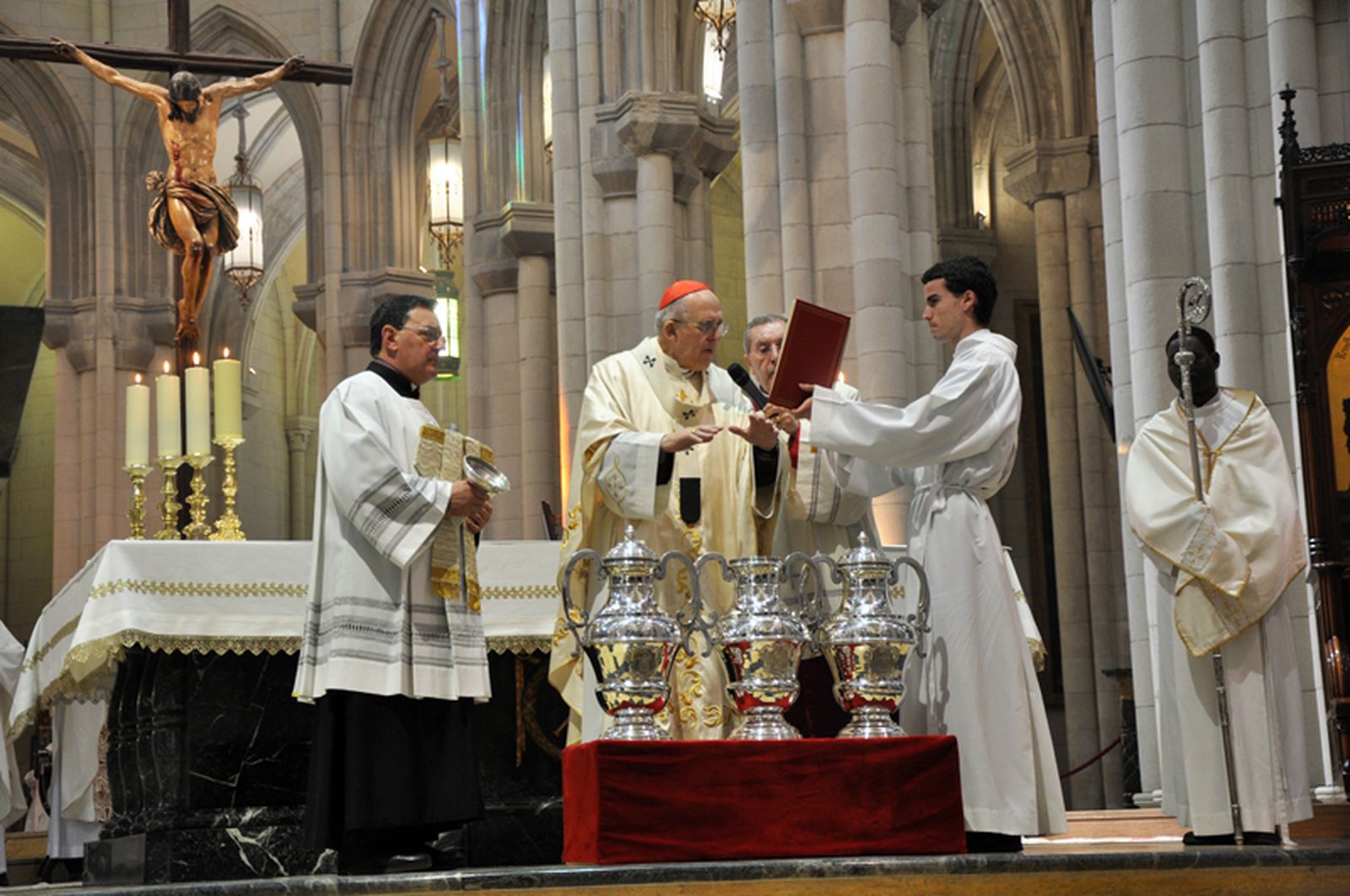 Cardenal Osoro durante la tradicional Misa Crismal