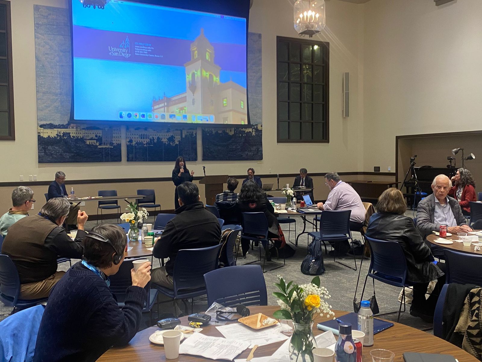 Emilce Cuda y Joe Rubio, durante su intervención