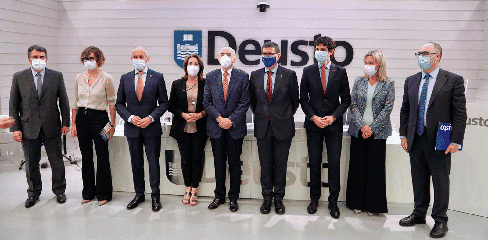 Autoridades junto a Andrés Urrutia