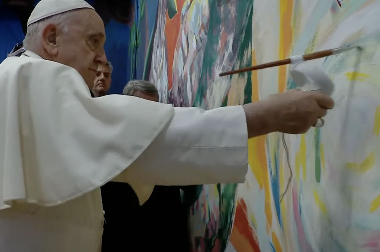 Francisco da la pincelada final al mural