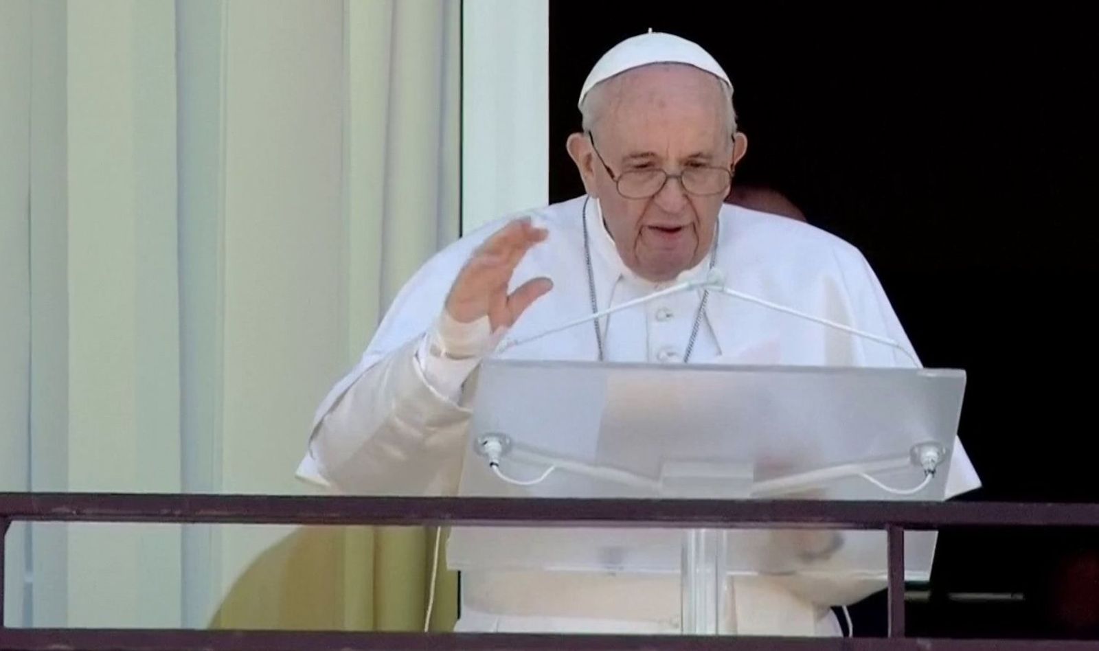 El Papa, con una venda en el brazo