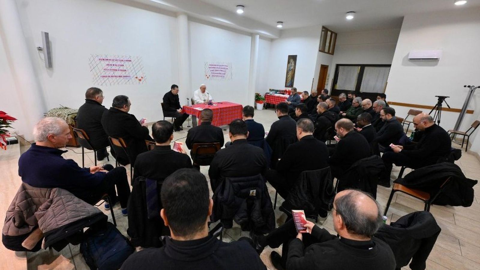 Francisco, durante su encuentro navideño con curas romanos