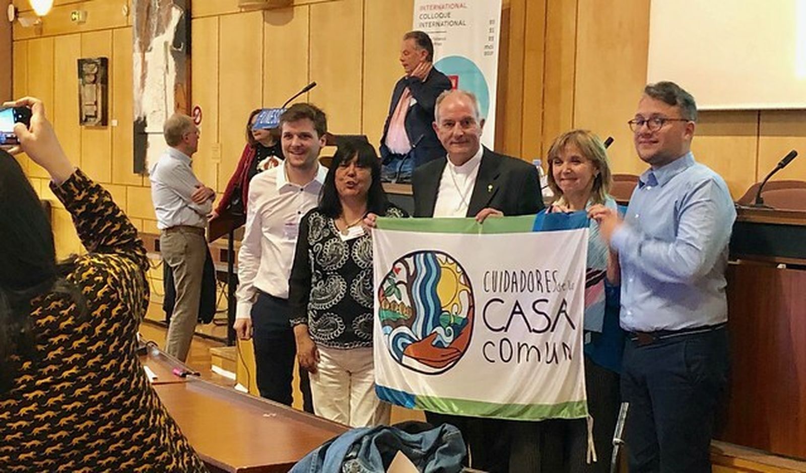 Monseñor Lugones y los "cuidadores de la Casa Común"