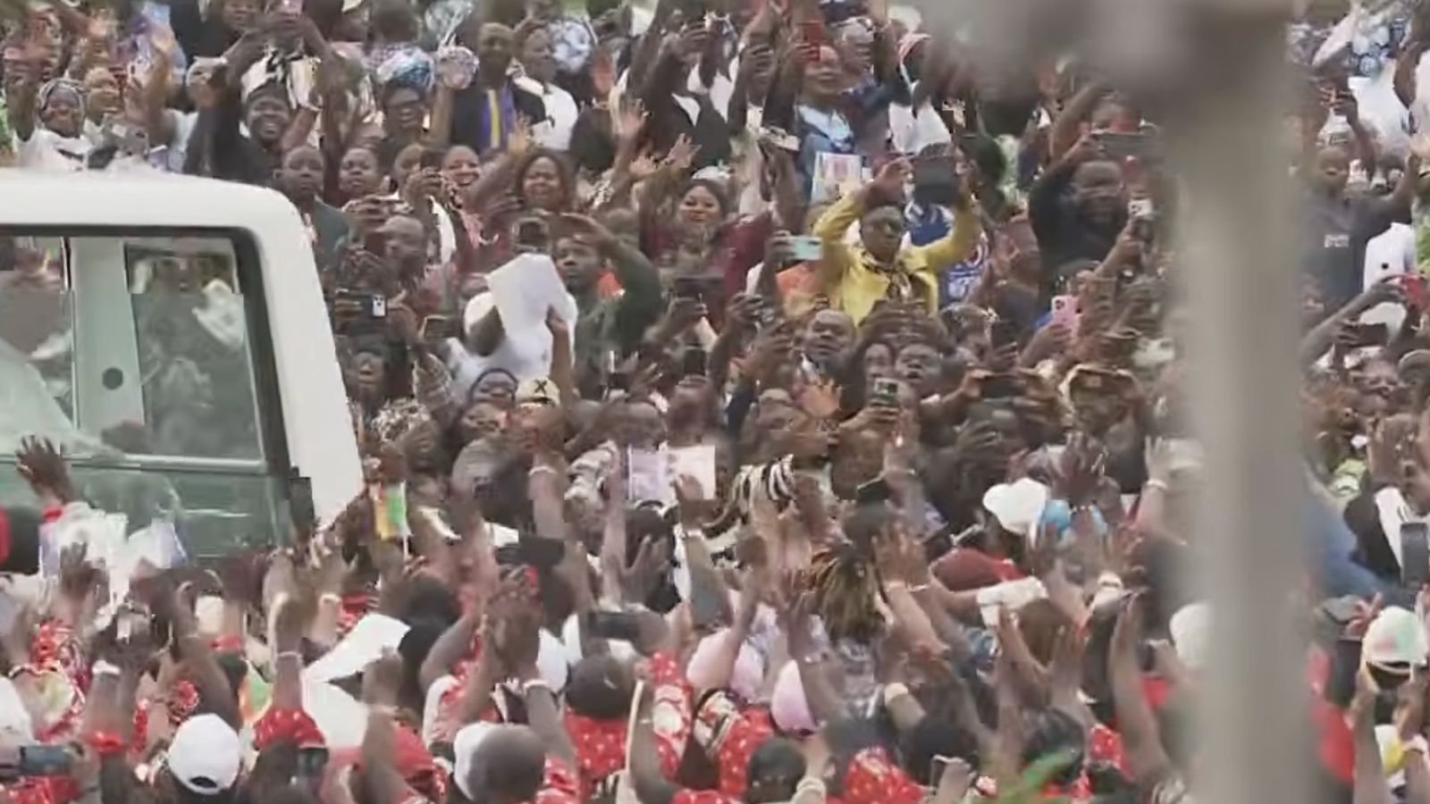 León XIV, entre la multitud