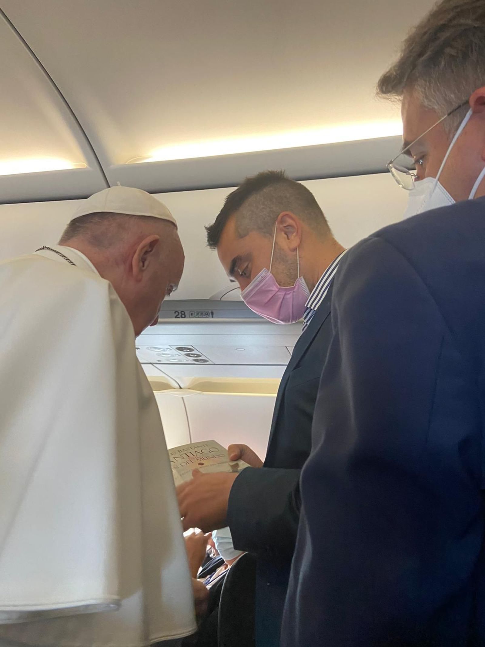 Francisco hojea la novela de Jesús Bastante en su vuelo a Budapest